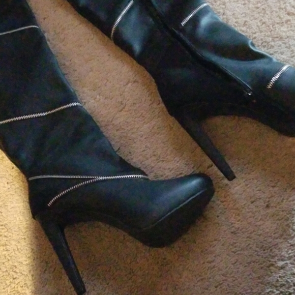 Stylish Fashion Boots - Picture 2 of 3